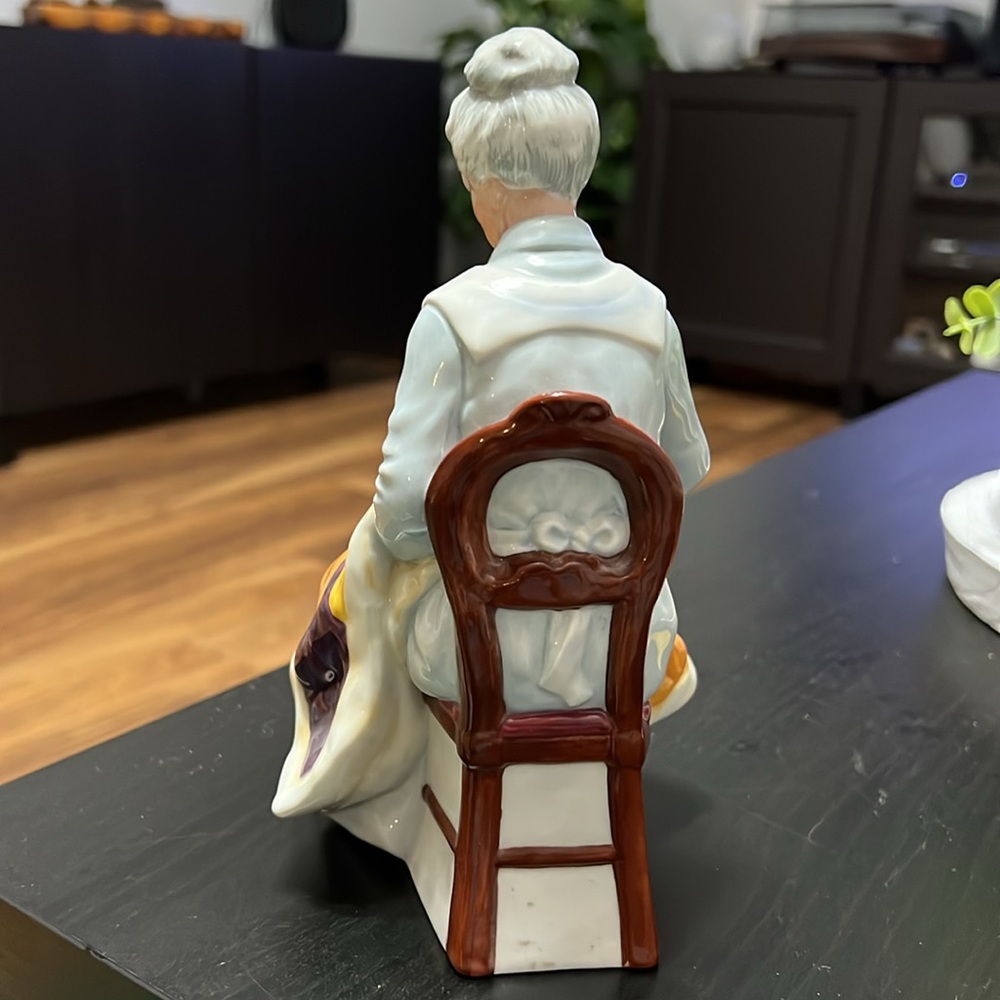Royal Doulton HN2814 EVENTIDE Bone China Figurine 1976 England - Picture 4 of 5